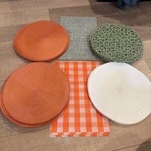 LOT OF ORANGE WHITE GREEN PLACEMATS 54 TOTAL